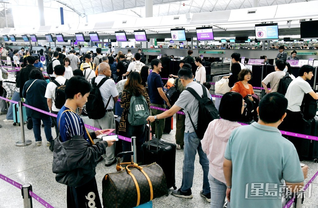 機場擠滿大批離境旅客。