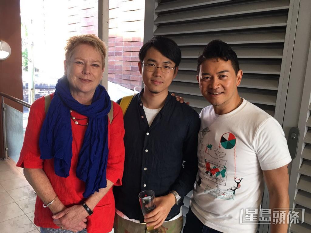 梁仕池感謝兩位恩師Elspeth Probyn(左)及John Erni的指導。 受訪者提供 梁仕池感謝兩位恩師Elspeth Probyn(左)及John Erni的指導。 受訪者提供