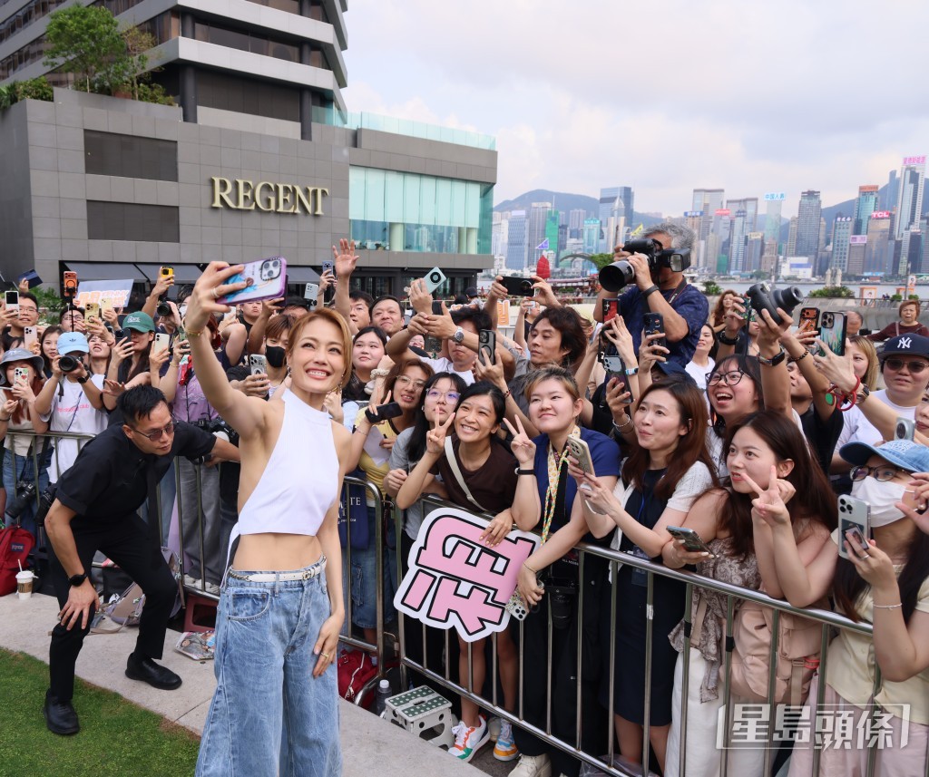 祖兒和fans互動。