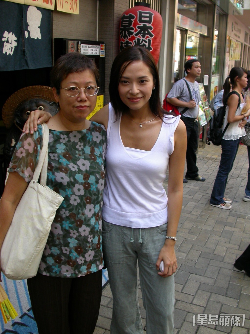 郭羨妮當年拍街景,表現親民。 郭羨妮當年拍街景,表現親民。