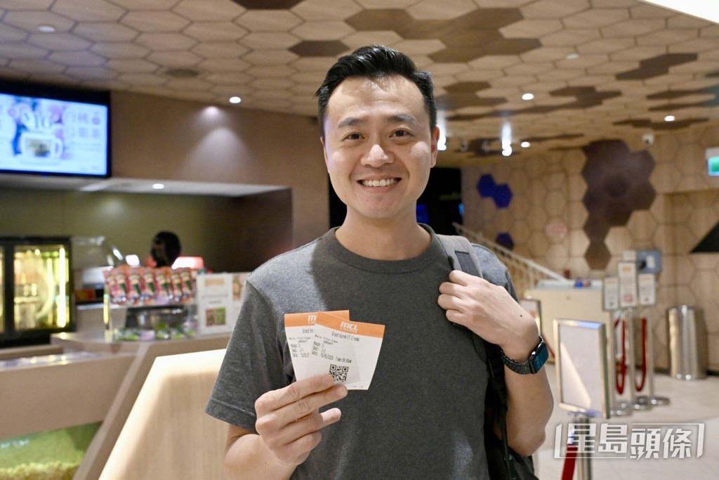 與太太到戲院觀看港產片《送院途中》的方先生。劉駿軒攝 與太太到戲院觀看港產片《送院途中》的方先生。劉駿軒攝