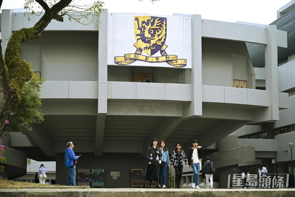 中大表示,校方知悉有教職員被捕,由於警方正調查案件,校方現階段暫不會作出任何評論。 中大表示,校方知悉有教職員被捕,由於警方正調查案件,校方現階段暫不會作出任何評論。