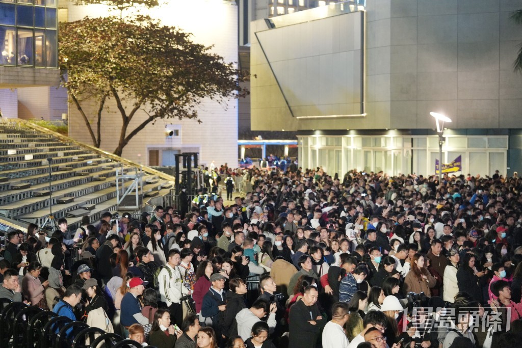 市民在尖沙咀海傍等候賀歲煙花。劉駿軒攝 市民在尖沙咀海傍等候賀歲煙花。劉駿軒攝