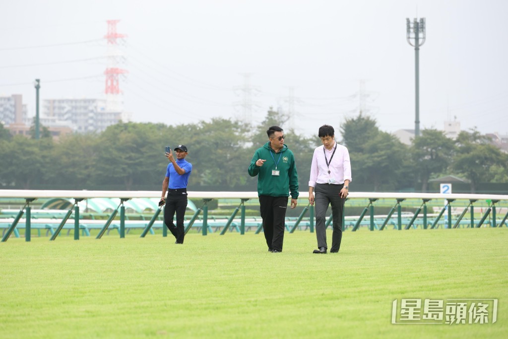 伍鵬志今日與田泰安到草地跑道行了一圈,視察跑道狀況。 Bit Lau攝 伍鵬志今日與田泰安到草地跑道行了一圈,視察跑道狀況。 Bit Lau攝