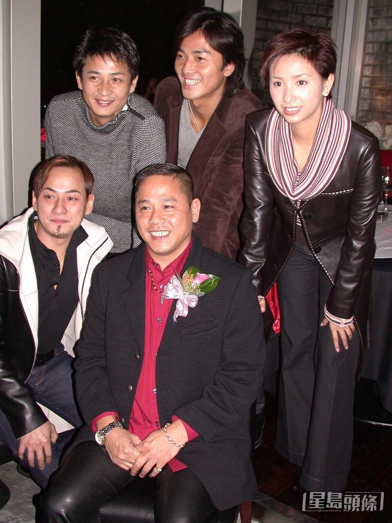 2002年鄭伊健、李家聲、黃澤鋒、吳婉芳出席劉家勇新店。 2002年鄭伊健、李家聲、黃澤鋒、吳婉芳出席劉家勇新店。