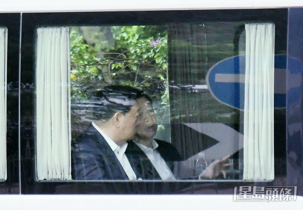 行政長官李家超(右一)陪同夏寶龍(左一)參觀海洋公園。何健勇攝 行政長官李家超(右一)陪同夏寶龍(左一)參觀海洋公園。何健勇攝