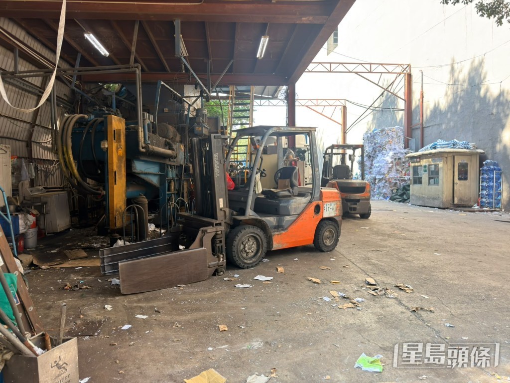铲车(橙色)及纸皮打包机(图左)。