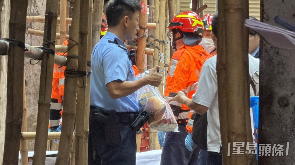 警員手持一袋證物。 警員手持一袋證物。