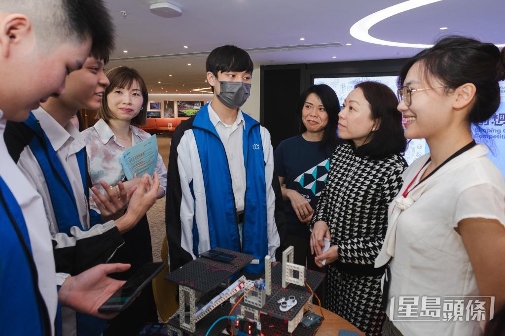 楊詠珊（右二）所屬公司奧雅納定期舉辦工作坊予中小學生參與。 受訪者提供