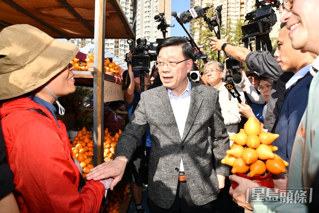 他買價值80元的「五代同堂」，然後掏出100元向商戶說「十全十美唔使找」。