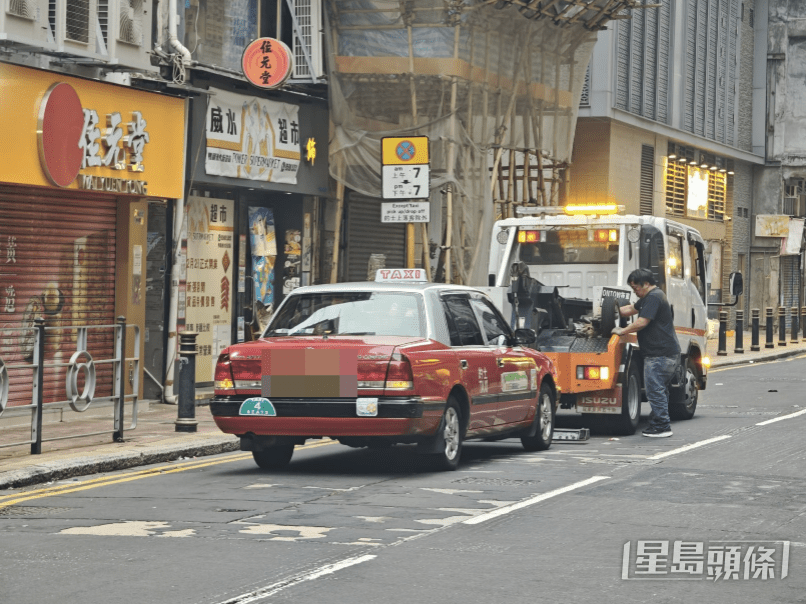 涉案的士被拖走。黎志偉攝 涉案的士被拖走。黎志偉攝