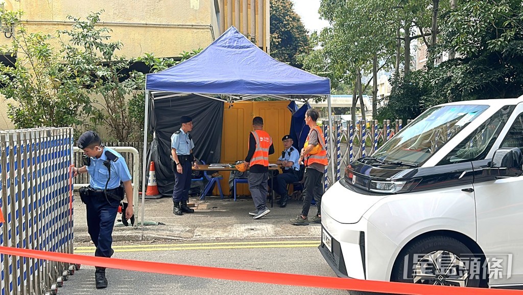 宏福苑設立警崗加強安檢。劉漢權攝 宏福苑設立警崗加強安檢。劉漢權攝