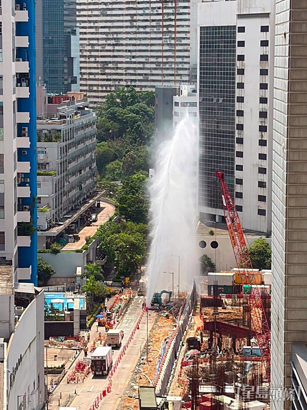 荃灣國瑞路爆水管。網圖 荃灣國瑞路爆水管。網圖