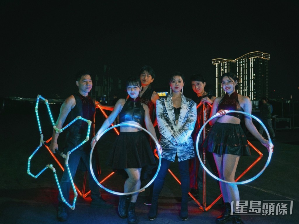 丁噹桃園跨年邀請旋舞炎冷光火舞團助陣炒熱氣氛。 丁噹桃園跨年邀請旋舞炎冷光火舞團助陣炒熱氣氛。