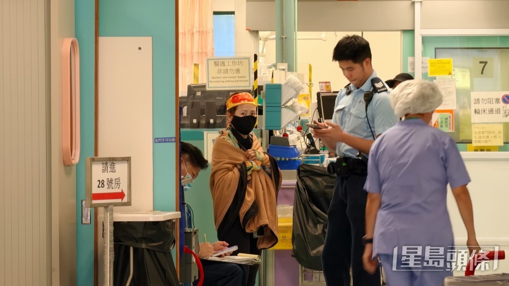 一名女子陪同送院,其間協助警方調查。黃文威攝 一名女子陪同送院,其間協助警方調查。黃文威攝