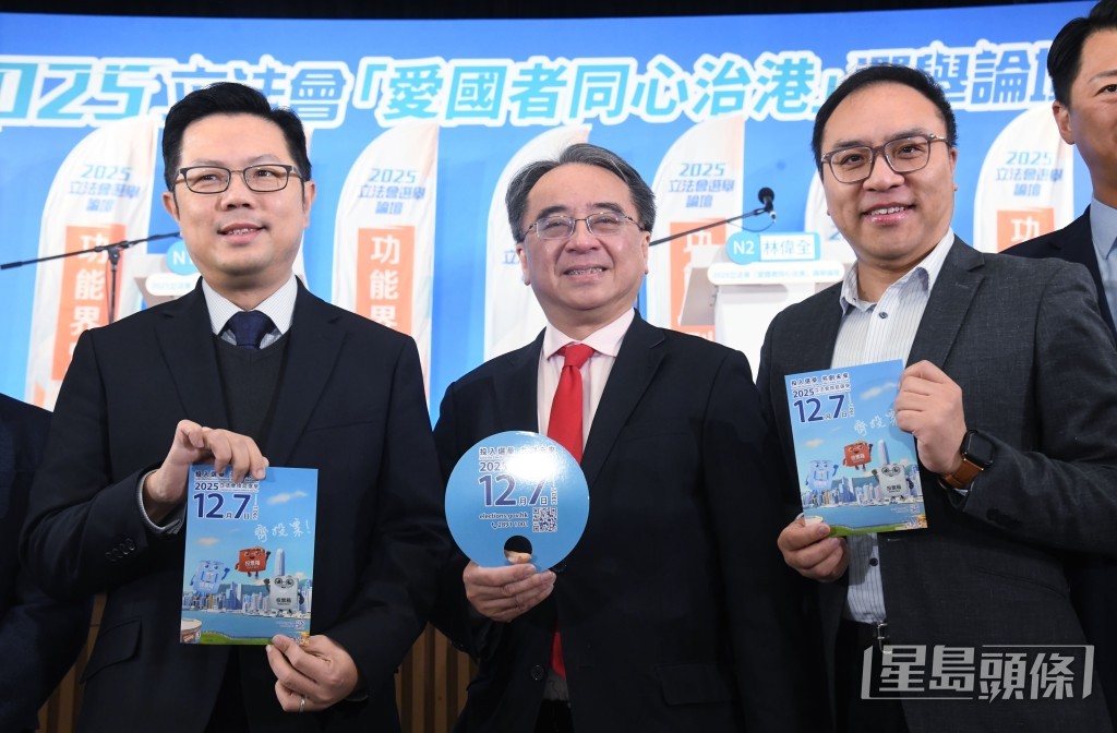 港鐵行政總裁金培澤（中）。