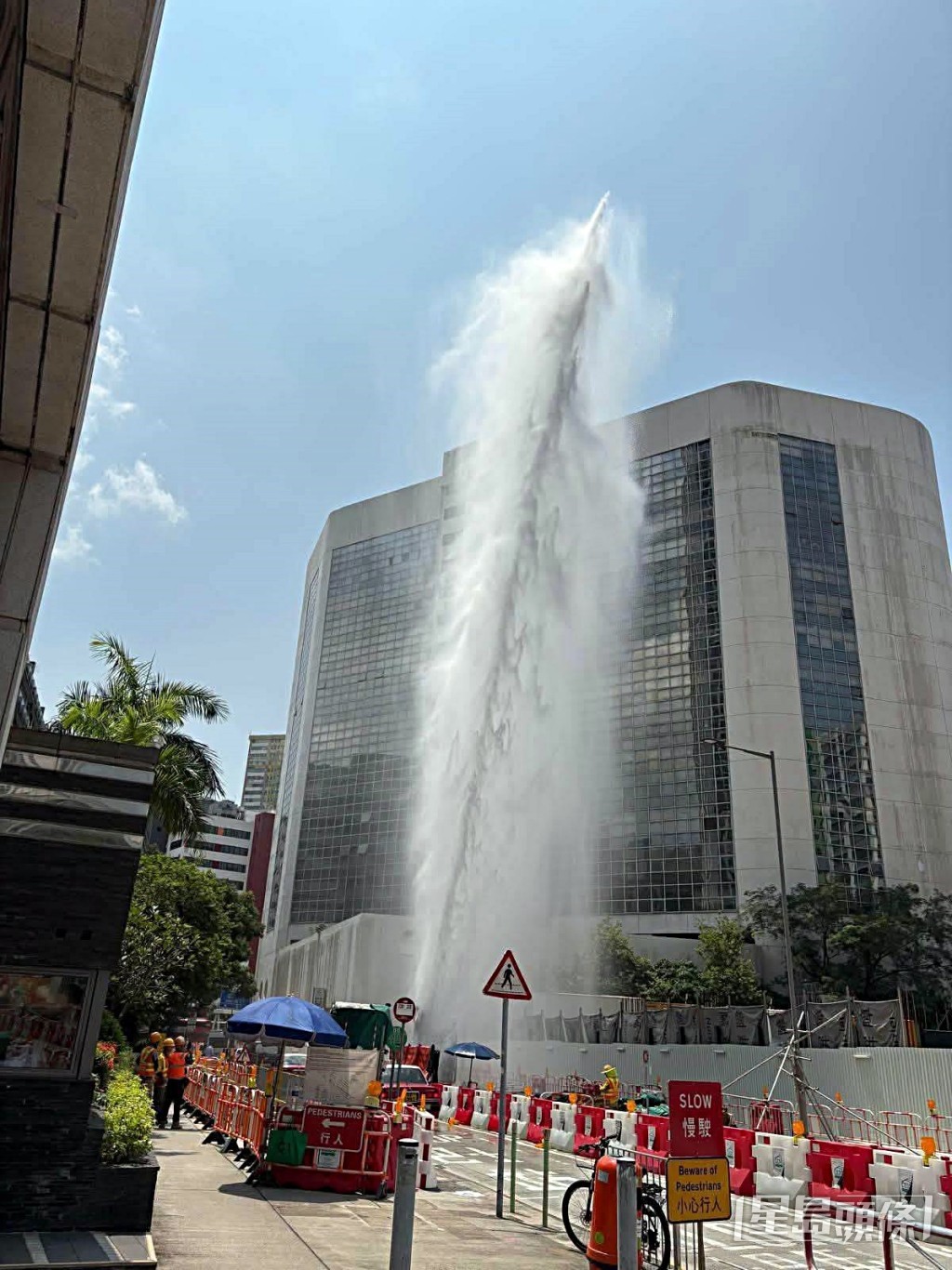 荃灣國瑞路爆水管。網圖 荃灣國瑞路爆水管。網圖