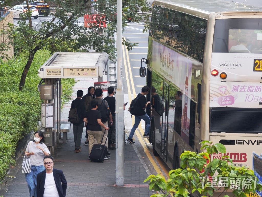 啟福道或零碳天地一帶設有中途站,乘客下車後可經有蓋行人天橋前往啟德醫院。 啟福道或零碳天地一帶設有中途站,乘客下車後可經有蓋行人天橋前往啟德醫院。