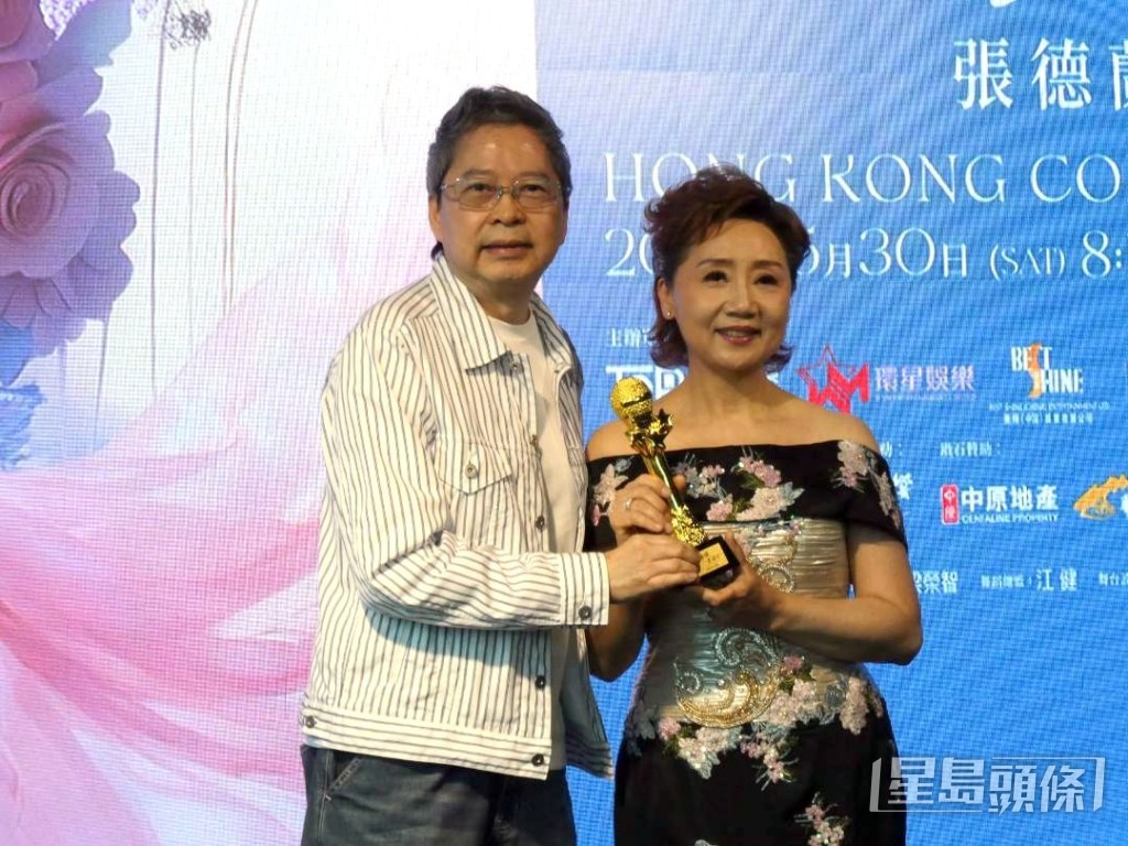 环星娱乐老板张国林，更特别送上金咪及蛋糕贺她演出顺利成功。