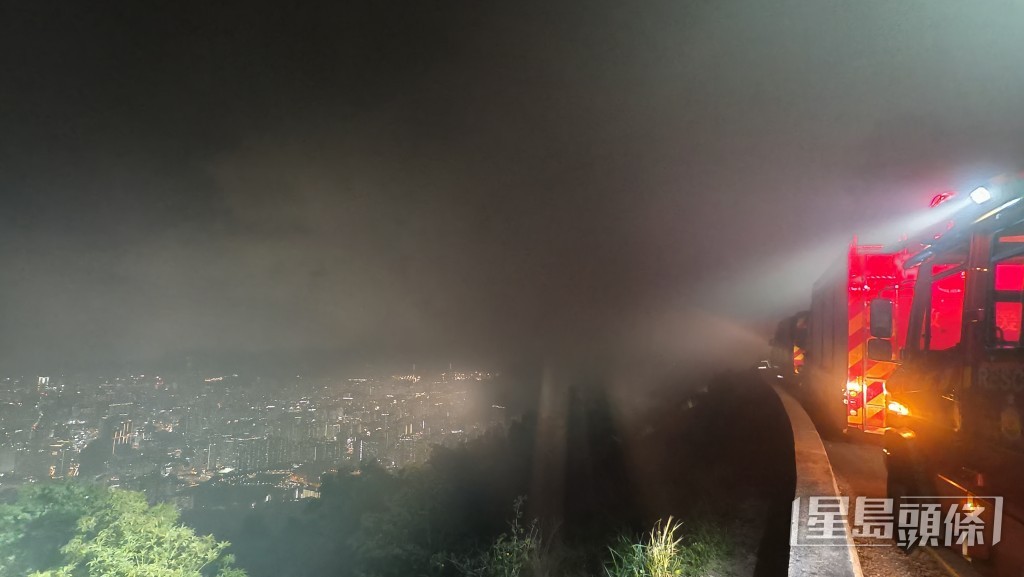 晚上10時許，飛鵝山頂開始被大霧籠罩。