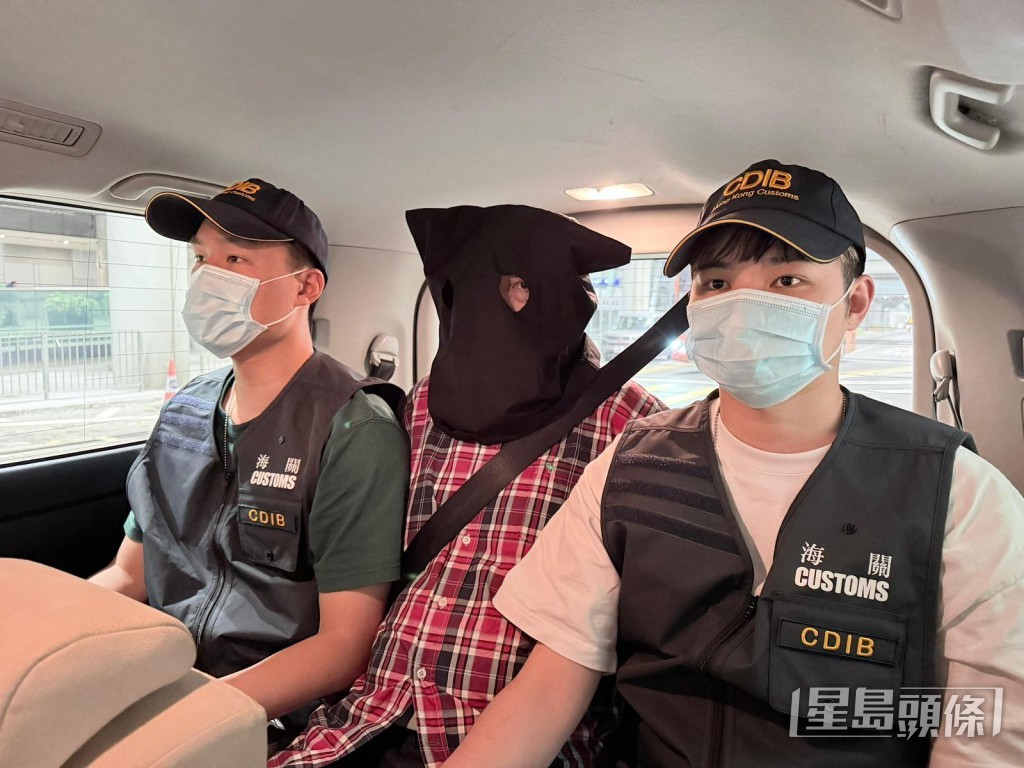 首兩宗案件被捕男子。海關圖片 首兩宗案件被捕男子。海關圖片