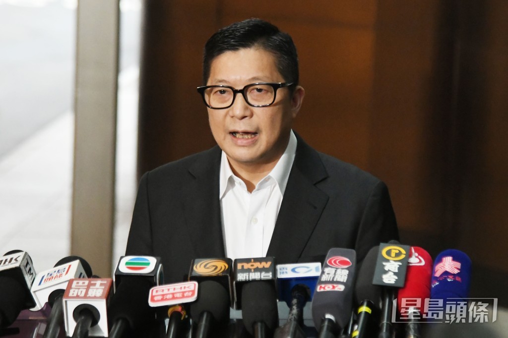 保安局局長鄧炳強今午在政府總部會見傳媒。