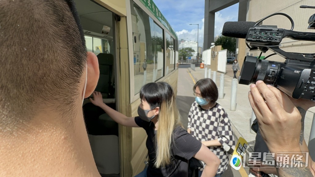 唐佳的親友到殮房認屍。梁國峰攝 唐佳的親友到殮房認屍。梁國峰攝