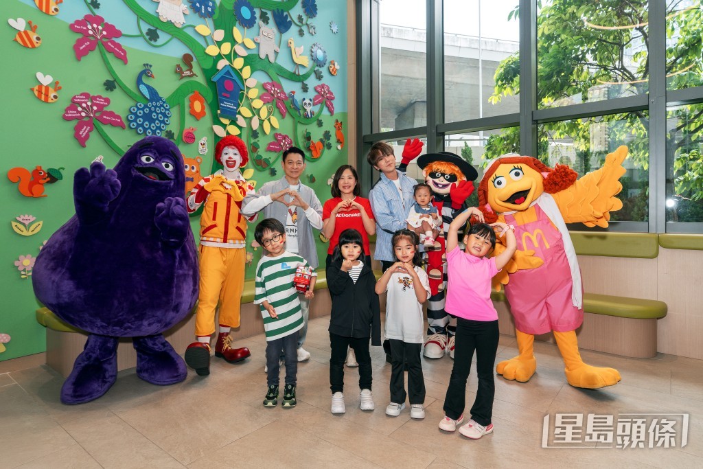 劉德華、姜濤、香港麥當勞行政總裁黎韋詩曾一同親身探訪香港麥當勞叔叔之家，向正在入住的病童家庭送上真誠問候。