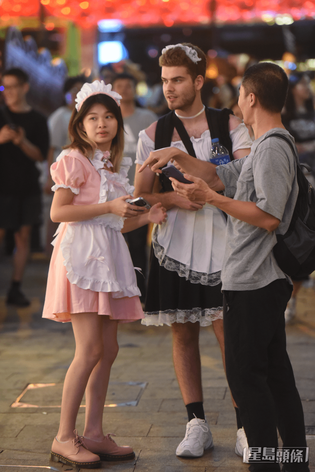 萬聖節.真假女僕出現蘭桂坊。黃文威攝 萬聖節.真假女僕出現蘭桂坊。黃文威攝