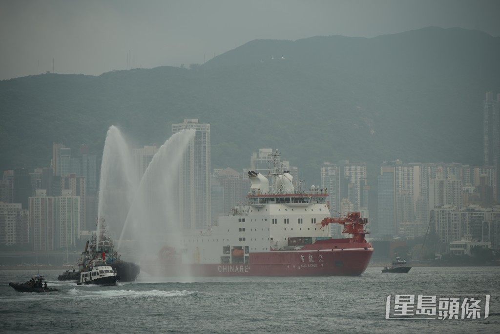 水警輪與消防船聯同多艘民間船隻、包括張保仔號等，引領「雪龍2」號由鯉魚門駛入維港。蘇正謙攝