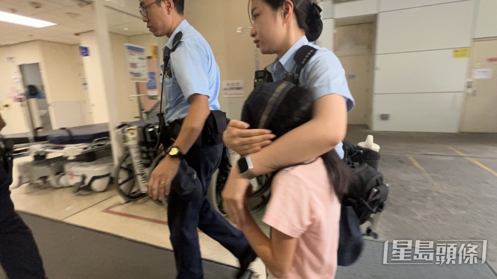 女兒由警員帶同到達醫院。蔡楚輝攝