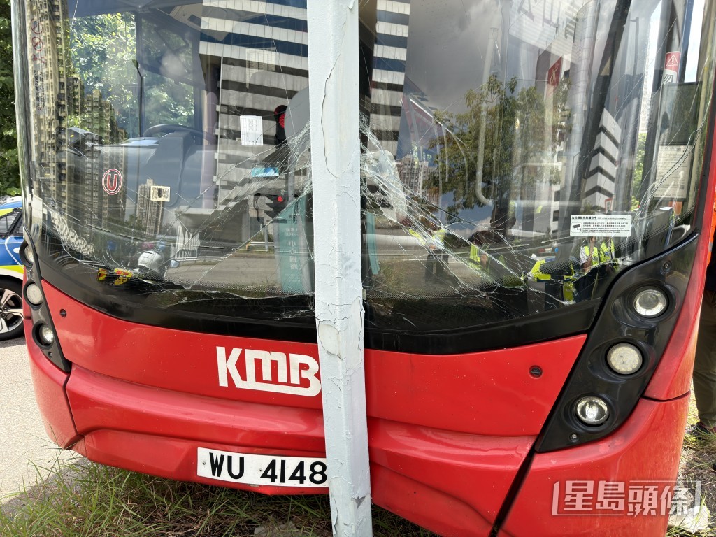車頭擋風玻璃爆裂。