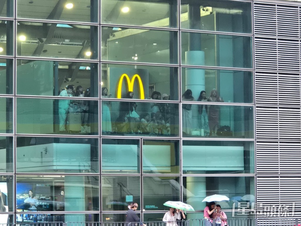 火車站快餐店都企滿粉絲。 火車站快餐店都企滿粉絲。