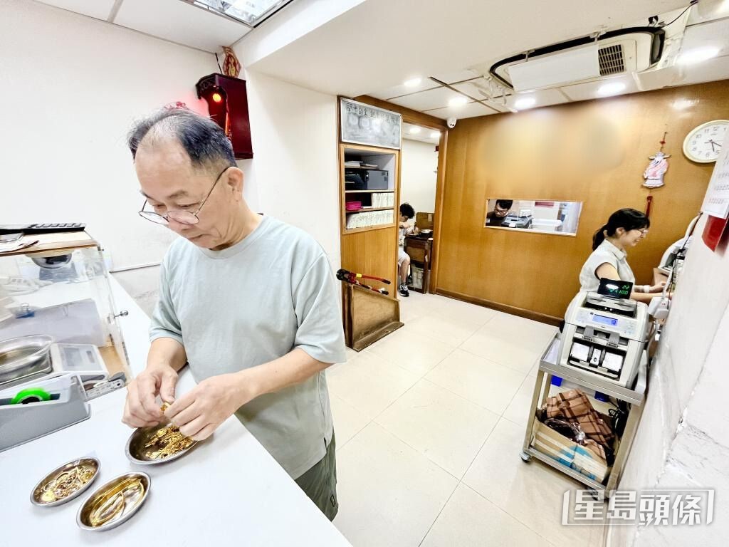 江氏一家總動員,每日工作長達15小時。 江氏一家總動員,每日工作長達15小時。