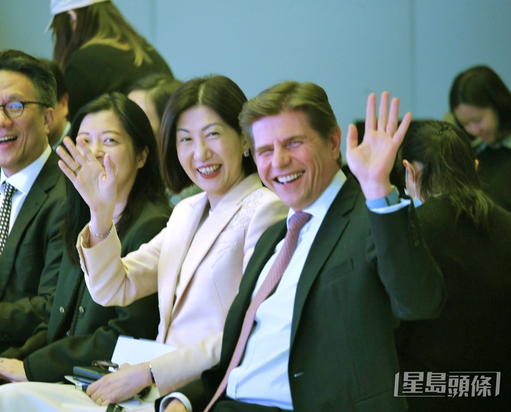前行政總裁歐冠昇卸任(左)、新任行政總裁陳翊庭(右)在業績會上笑容滿面,向記者揮手。何健勇攝 前行政總裁歐冠昇卸任(左)、新任行政總裁陳翊庭(右)在業績會上笑容滿面,向記者揮手。何健勇攝