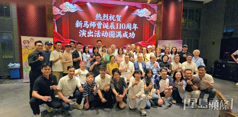 早前《紀念新馬師曾誕辰110周年好友演唱會》在廣州完成演出,一眾祥哥徒弟徒孫與翠玉合照留念。 早前《紀念新馬師曾誕辰110周年好友演唱會》在廣州完成演出,一眾祥哥徒弟徒孫與翠玉合照留念。