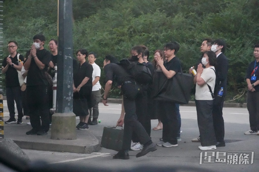 現場隱約聽到有人大喊「收嘢呀!」整個過程歷時約十分鐘,之後眾親友便一同登上預備好的19座小巴黯然離去。 現場隱約聽到有人大喊「收嘢呀!」整個過程歷時約十分鐘,之後眾親友便一同登上預備好的19座小巴黯然離去。
