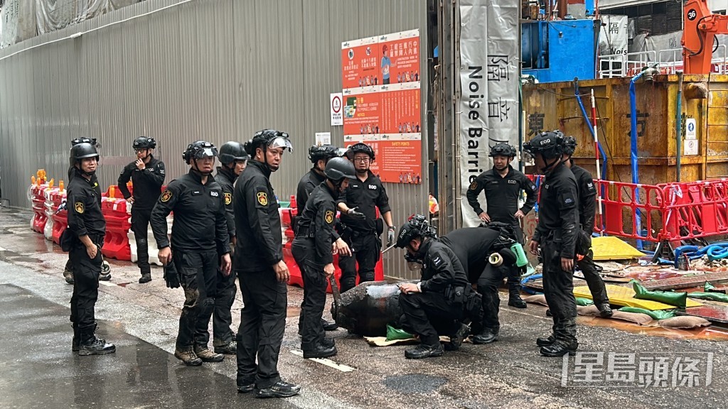 被切割的炸彈現1呎長大窿。林思明攝 被切割的炸彈現1呎長大窿。林思明攝
