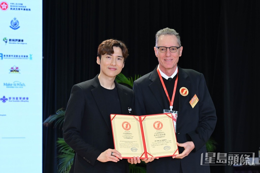 星岛新闻集团主席蔡加赞从世界纪录协会认证官手上接过证书。