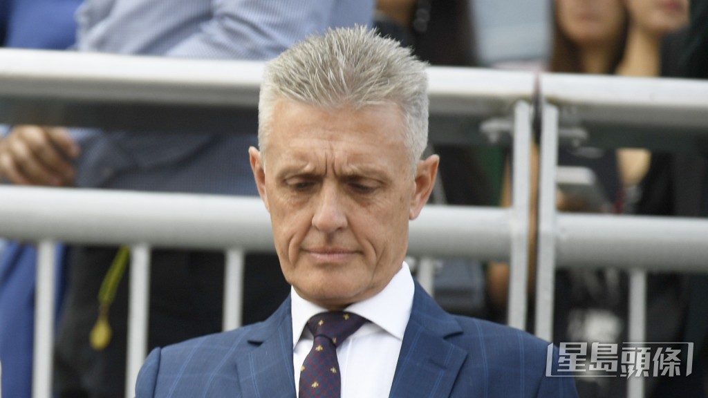 今朝「莲冠皇」试闸之前廖康铭一度捉住奥尔民倾谈，商讨出击大计。