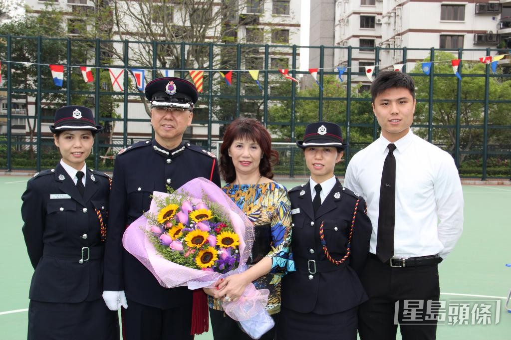 衛醫生的3名子女亦加入醫療輔助隊，圖為他退役前與子女合照。