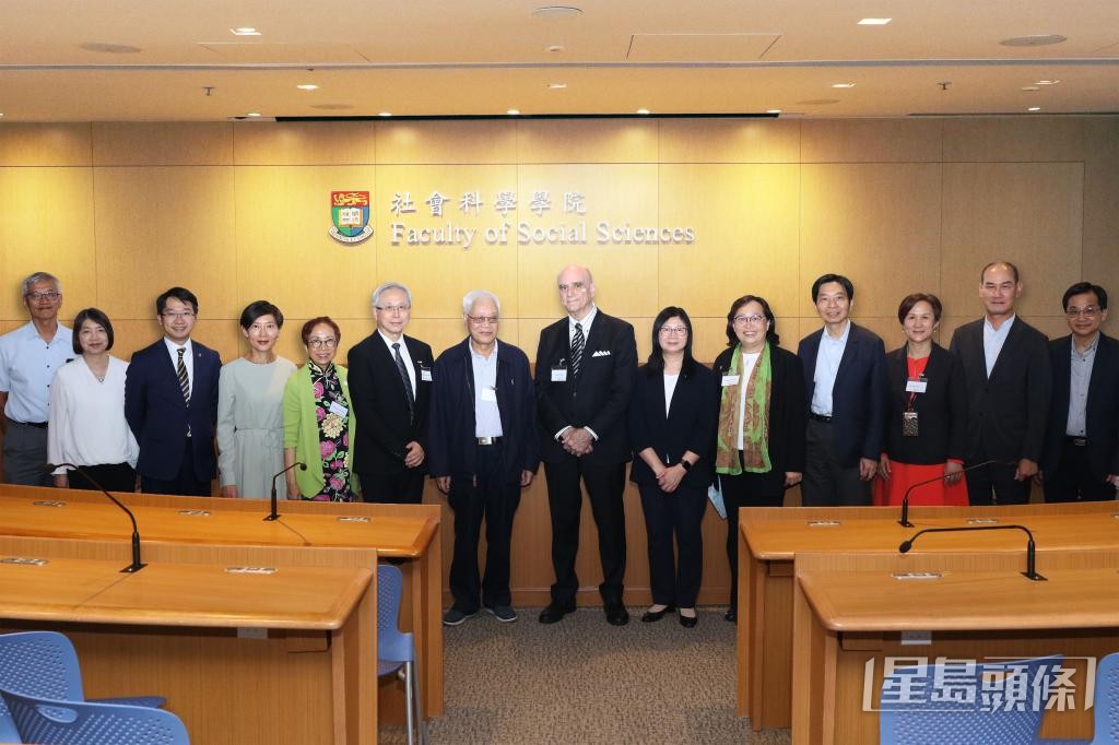 周燕雯（右五）在港大執教多年，也會到前線接見同工認為「棘手」的個案。