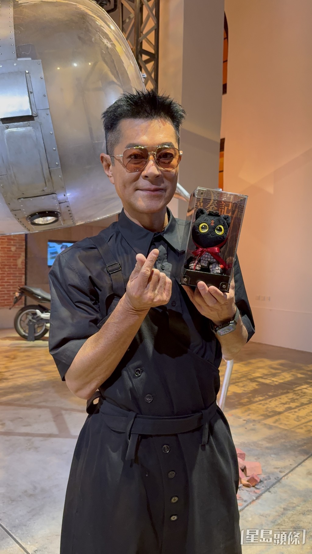 古仔展示得獎者親手製作的一個穿上兵馬俑裝扮的Kooloo。 古仔展示得獎者親手製作的一個穿上兵馬俑裝扮的Kooloo。