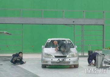 先飞身扑上车。