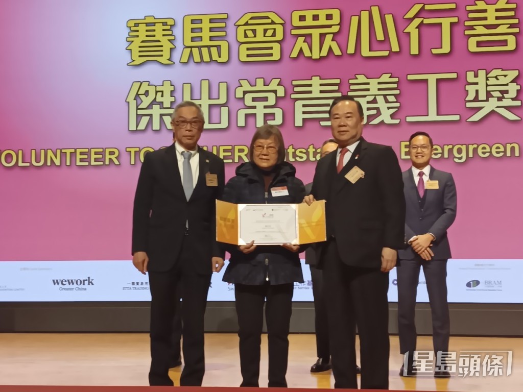 獲「賽馬會眾心行善傑出常青義工獎」的陳洪華(左二),憑多年照顧殘障兒子的經驗,支援新手家長並陪伴長者走過生命最後旅程。 獲「賽馬會眾心行善傑出常青義工獎」的陳洪華(左二),憑多年照顧殘障兒子的經驗,支援新手家長並陪伴長者走過生命最後旅程。