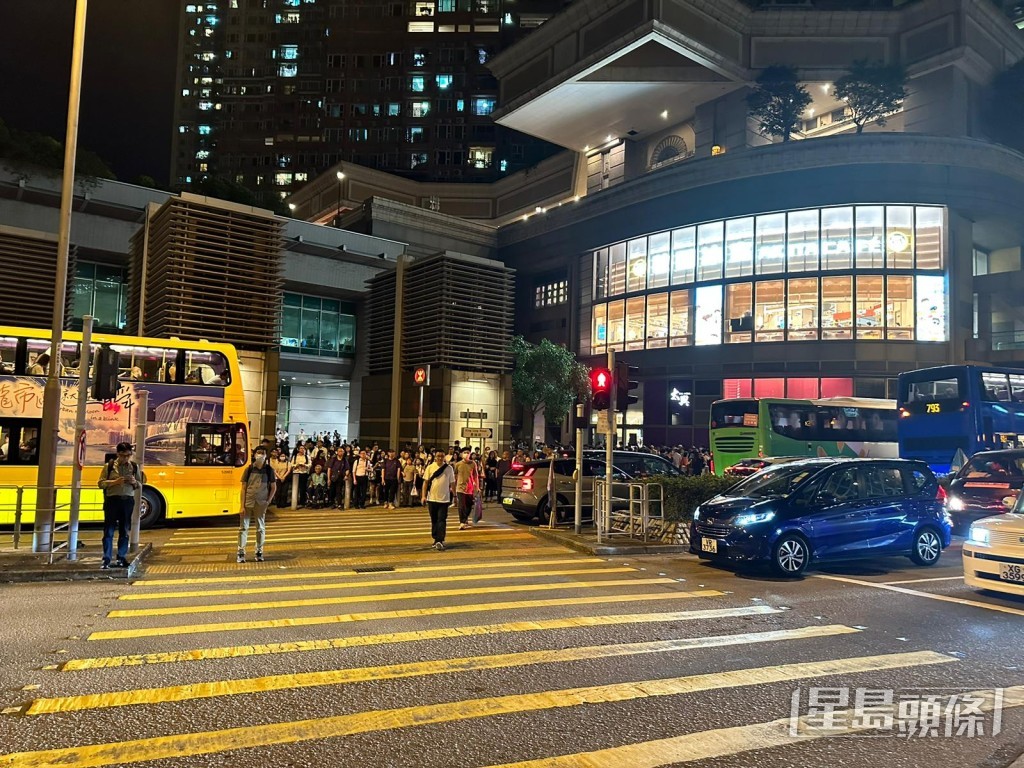 入夜後的調景嶺站。 入夜後的調景嶺站。