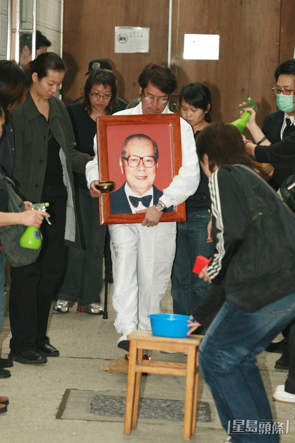 譚詠麟父親譚江柏於2006年離世。