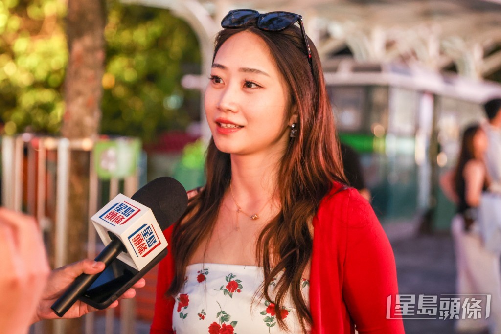 武漢旅客程小姐等纜車逾一個小時。 武漢旅客程小姐等纜車逾一個小時。
