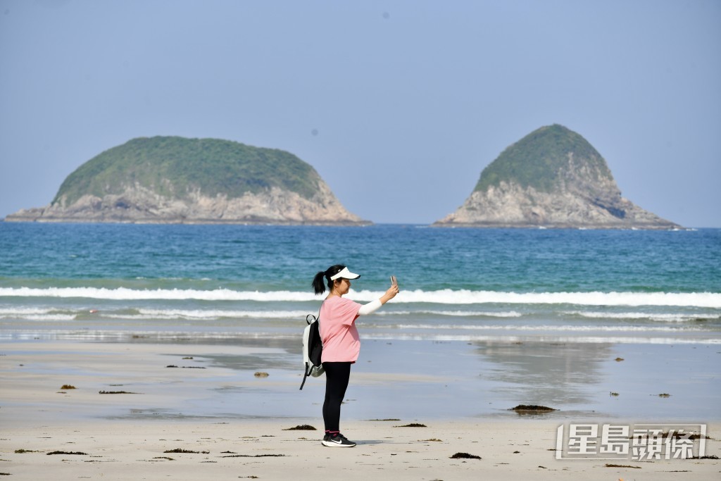 不少旅客趁五一黃金周假期到大浪西灣。盧江球攝 不少旅客趁五一黃金周假期到大浪西灣。盧江球攝