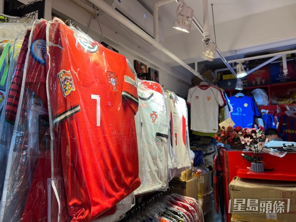 英超球會曼聯自2013年訪港後，時隔12年再度登陸香港，惟本地波衫銷情未見顯著增長。曹露尹攝